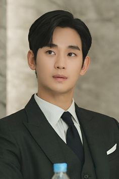 #kdrama #queenoftears #kimjiwon #kimsoohyun Kim Soohyun, Tv Romance, Kim Ji Won, Soo Hyun, Kim Soo Hyun, Men's Korean Style, Vogue Korea, Korean Makeup, Korean Drama