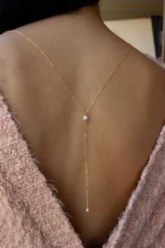 **THIS PRICE IS FOR THREE (3) PACKAGED GIFT SETS WHICH INCLUDE THE PEARL BACKDROP NECKLACE AND KEEPSAKE BOX** This simple and dainty Back drop necklace features two swarovski crystal pearls and looks great with backless tops and dresses. There is no clasp, it is completely reversible, so you can wear it in the front over a sweater or tee. So lightweight - you won't even know it's on! Perfect gift for your bridesmaids! - 14K Gold Filled chain or Sterling Silver -Choose your length for the chain i Affordable Fine Jewelry, Elizabeth Jewelry, Backdrops Necklace, Pearl Jewelry Wedding, Back Necklace, Neck Choker, Back Drop, Back Jewelry, Trendy Necklaces