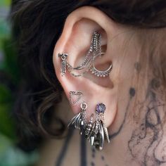 This exquisite chain end showcases a sleek horizontal design with a cascading curb chain. Ideal for a variety of ear placements or as a complementary piece to your growing assortment of chain-inspired accessories. Unique Ear Piercing Placement, Rock Ear Piercings, Goth Ear Stack, Viking Piercings, Chunky Piercings, Industrial Piercing Alternative, Fully Pierced Ears, Piercing Set Up, Goth Ear Piercings