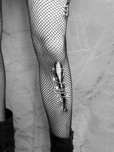 Stile Punk Rock, Ripped Tights, Grunge Look, Estilo Punk, Punk Outfits, Fishnet Tights, Fishnet Stockings, Punk Goth