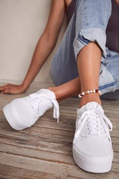 Fancy Dress With Sneakers Outfit, Nike Shoes With Dress, White Platform Vans Outfit, Vans Stackform Outfits, Outfits With White Vans, Vans Old Skool Platform White, White Vans Outfit Women, Vans Platform Sneakers Outfit, Sneakers With Dress Outfit