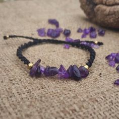 Witchy Bracelet Diy, Amethyst Chips Bracelet, Crystal Jewelry Handmade, Beaded Jewelry Crystal, Crystal Bracelet Ideas, Macrame Crystal Bracelet, Simple Macrame Bracelet, Crystal Bracelets Diy, Unisex Gift Ideas