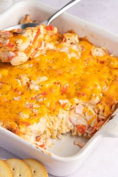 a casserole dish with chicken, cheese and crackers