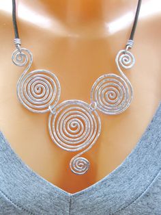 The statement spiral wedding necklace is Lightweight and made from 100% aluminum wire from the best quality and I do it in a very special way, the spiral pendant is connected with black 3mm Stripe Genuine leather, I am giving you one year guarantee. ♥ Beautiful and elegant the statement spiral necklace will compliment your wedding dress and enhance your appearance on every occasion.  ♥ I design all my jewelry by myself, handmade, and customized to your order. I use 100% of the best quality mater Spiral Jewelry Design, Aluminum Wire Jewelry, Necklaces Boho, Spiral Jewelry, Wire Jewelry Patterns, Spiral Pendant, Wire Wrap Jewelry Designs, Wire Wrapped Jewelry Diy, Spiral Necklace