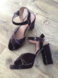 New Madewell The Vanessa Sandals in Velvet Size: 8 Color: Wild Boar Retail: $168 Style: G8411 DETAILS: “A party-ready crisscross sandal in luxe velvet. We especially love the chunky heel that keeps 'em walkable (and danceable)." Velvet upper. Leather lining. Man-made sole. 4" heel.” ****These shoes are new and unworn. A mark is inside the sole of the shoes to prevent store returns. May have Scuffs on bottom soles and Minor smudges from in store try ons **** WERE PURCHASED DIRECTLY FROM J.CREW. T Velvet Heels For Party, Party Velvet High Heels, Party Velvet High Heel Shoes, Velvet High Heel Party Shoes, Criss Cross Sandals, Driving Moccasins, Velvet Heels, Madewell Shoes, Brown Heels