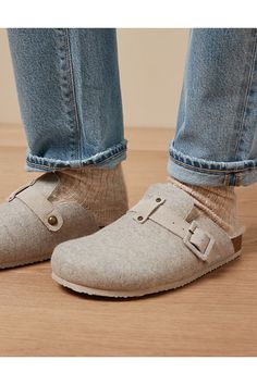 Slip-on silhouette/Felt upper with tonal strap/Faux shearling lining/Round toe Cold Weather Shoes Women, Wool Clogs Outfit, Potato Shoes, Fuzzy Clogs, Birkenstock Buckley, Winter Clogs, Shoes With Arch Support, Cold Weather Shoes, Cork Footbed Sandals