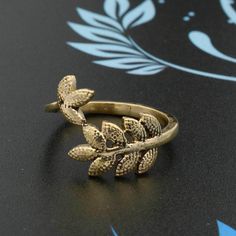 * Free Surprise Gift on Purchase of 1 Product. * Purchase of 4 Product and Get 2 Rings Free Gifts. Product :- Ring Material :- Brass/925 Sterling Silver Size :- All Size Available  Gold Olive Leaf Ring,Adjustable Ring, Dainty Ring,Midi Ring, Bohomein Ring, Promise Ring,Leaf Ring,Flower leaf Ring, Delicate Ring,Boho Ring  * All our products are handmade and we make them as you see in the    photography but because of handmade There may be a slight difference in them * Handling Time: We take handling time of 1-3 Business Day from the date of receipt of the payment * Shipping Services: The shipping company takes 5-15 business days to deliver the product to US and most of other countries       For any queries Please feel free to message us. * Normally we respond in maximum 24 hours. * Gift pac Olive Leaf Ring, Ring Flower, Zierlicher Ring, 2 Rings, Midi Ring, Flower Leaf, Olive Leaf, Midi Rings, Leaf Ring