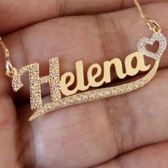 Colar com 1 nome personalizado Cravejado com zircônia   O colar de nome personalizado lindo e delicado. perfeito para você que adora exclusividade.    Garantia: 01 ano no banho ( exceto mau uso, quebras, amassados, ou riscos)   Material: banhado a ouro 18k ou ródio branco  desenvolvida com tecnologia antialérgica.  Pedras: zircônias Corrente : veneziana  Forma de entrega: enviamos para todo o Brasil.  Fabricamos qualquer nome ou palavra   IMPORTANTE: Por ser uma peça personalizada ela  será fabricada a partir do seu pedido. O prazo de despacho pode variar entre  15 e 30 dias úteis. A Use cotes não se responsabiliza pelo preenchimento errado do mesmo