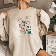 Herbology Plants Sweatshirt,Retro Shirt,plant sweatshirt,Magic Wizard Witchcraft School Shirt, Plants Botanical Herbology ,Gift for her Gift Gildan Unisex Heavy Sweatshirt - Loose fit - 50% Cotton; 50% Polyester (fibre content may vary for different colors) - Medium fabric (8.0 oz/yd² (271.25 g/m - Sewn in label - Runs true to size Mens fitted, order one size up for looser feel. Women should order one or two size down if they prefer a slimmer feel. Please refer to chart size in listing photos fo Gift For Plant Lover, Botanical Shirt, Gardening Shirts, School Shirts, Looks Vintage, Plant Lover, Ayurveda, Wizard, Unisex Sweatshirt