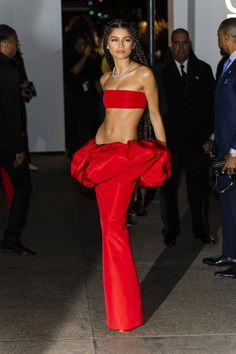 Cfda Fashion Awards, Zendaya Outfits, Zendaya Style, Cfda Awards, Red Dresses Classy, Vogue India, Red Dress Outfit, Zendaya Coleman, Dress Aesthetic