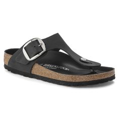 Der BIRKENSTOCK Gizeh ist ein echter Klassiker, der optimalen Halt mit einem minimalistischen, modischen Design vereint. Die Variante Big Buckle zeigt sich mit einer großen, eleganten Dornschnalle – ein toller, markanter Blickfang auf der ansonsten schlicht gehaltenen Sandale. Die Decksohle des Halb-Exquisit-Fußbettes ist mit weichem Glattleder bezogen und farblich auf den Schuh abgestimmt. Das Obermaterial besteht aus besonders dickem, geöltem Nubukleder, das offenkantig verarbeitet wurde. Anatomisch geformtes Kork-Latex-Fußbett; halb-exquisit Obermaterial: geöltes Nubukleder Decksohle: Glattleder Sohle: EVA Details: Zehensteg mit einer individuell verstellbaren Dornschnalle aus Metall „Made in Germany“ Gizeh Birkenstock, Birkenstock Big Buckle, Buckle Sandals