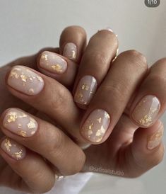 Natural Nails With Gold Flakes, Gold Flakes On Nails, White With Gold Flakes Nails, White Marble Nails With Gold Flakes, Gold Nails New Years, Gold Flake Nails Short, Subtle Gold Nails, Golden Flakes Nails, Gold Bow Nails