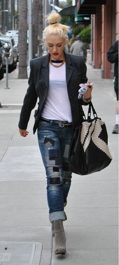 She's 45 and dresses very fashionable . Never let age stop you from exploring and enjoying fashion. Patchwork Outfit, Casual Chique Stijl, Jeans Patchwork, Jeans Trend, Looks Jeans, Patch Jeans, Diy Vetement, Patchwork Jeans