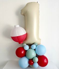 balloons are arranged in the shape of an number one, with a balloon attached to it