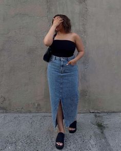 Skirt Demin Outfit, Midsize Long Denim Skirt, Paris Summer Fashion Plus Size, Long Denim Skirt Outfit Curvy, Mid Size Jean Skirt Outfits, Denim Maxi Skirt Midsize, Long Skirt Casual Outfit Summer, Mid Size Denim Skirt Outfit, Skirts For Mid Size Women