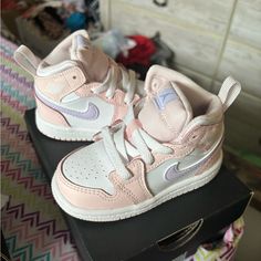 Light Pint With White And Light Purple Infant Sneakers, Pink Jordans, Sneakers Jordan, Jordan Retro 1, Jordan 1s, Cute Nike Shoes, Retro 1, Girly Shoes