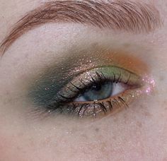 Earthy Glam Makeup, Earthy Green Makeup, Hozier Concert Makeup, Subtle Green Makeup, Green Makeup Aesthetic, Makeup Look For Green Eyes, Dark Green Makeup, Earthy Makeup, Doe Eye Makeup