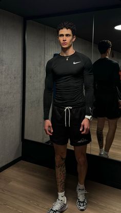 Winter Gym Outfit Men, Football Training Outfit, Winter Gym Outfit, Mens Gym Outfits, Running Outfit Men, Athletic Shorts Outfit, Gymshark Men, Gymwear Outfits, Gym Boy