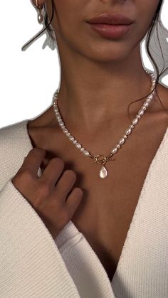 Perls Jewellery Aesthetic, Classic Pearl Necklace With Toggle Clasp, Elegant Gold Toggle Necklace With Pearl Drop, Elegant Pearl Toggle Necklace For Gift, Elegant Pearl Toggle Necklace With Pearl Charm, Elegant White Toggle Necklace With Pearl Charm, Elegant Toggle Necklace With Pearl Charm, Elegant Pearl Necklace With Toggle Clasp, Gold Pearl Elegant Toggle Necklace