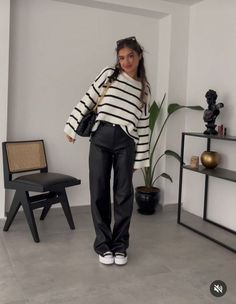 Outfits que puedes lograr con un suéter a rayas | Es la Moda Striped Sweater Outfit, Modele Fitness, Looks Pinterest, Mode Zara, Winter Fashion Outfits Casual, Uni Outfits, Cold Outfits, Looks Street Style, Teacher Outfits