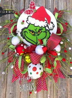 the grin face on this christmas wreath is very cute