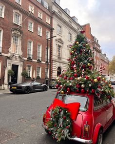 I think this is officially the cutest Christmas display in London 🚗🎄✨ tucked away in the heart of Mayfair this is so worth a quick visit if you’re exploring the city at this time of year ✨ 📍Koyn, Mayfair #londonatchristmas #christmasdecorations #christmasinlondon #koynmayfairchristmas #london #xmas2024 #aestheticchristmas London Christmas 2024, Mayfair London, Winter Christmas