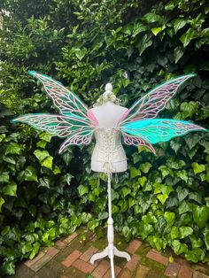 These wings are made to order and take 4-5 weeks to complete.  These have a wingspan of about 54 inches wide and 26 inches long.  This 6 panel wing set is featured in opal iridescence which shifts from green to pink to yellow to a pearly clear depending on the light! The veining was completed in white and is a unique hybrid of galvanized steel wire and plastic for that elegant fairy look.  The wings are made out of galvanized steel wire, vinyl, and plastic. Due to the nature of the material, som Bubble Palace, Faerie Wings, Green Fairy Wings, Fairy Wings Costume, Fairy Look, Fair Outfit, Medieval Cosplay, Costume Wings, Ren Fair