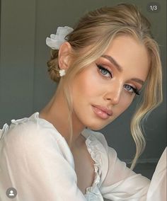 Winged Eyeliner Natural Makeup, Bridal Makeup Blue Green Eyes, Wedding Makeup Green Eyes Blonde Hair, Wedding Day Makeup For Bride Blue Eyes Blonde Hair, Bridal Makeup For Blondes Green Eyes, Makeup Blonde Hair Green Eyes, Taylor Swift Makeup Looks, Wedding Makeup Blonde, Bridesmaid Things