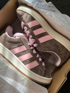 Adidas campus. Adidas Shoes Outfit, Looks Hippie, Pretty Sneakers, Adidas Campus 00s, Funky Shoes, Pink And Brown