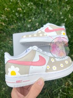 Please read the item description before purchasing - this includes processing + shipping times as well as care instructions. Shipping prices are included in the product cost. 🫶🏻 These items are custom hand painted. The shoes come directly from Nike. You have 24hours to message me with any changes in the order before the no-cancellation policy kicks in :) 🖤 PROCESSING; + leather preparer & deglazer is applied to the shoe to prepare them for painting.  + I follow Angelus Painting instructions to ensure the best quality, using 3-4 thin coats of paint & a final coat of acrylic finisher for ultimate durability through rain and stains. + I am NOT affiliated with the shoe brand directly, so each order has a processing time of about 3-4 weeks, which includes Nike shipping the shoe to me & the p Girly Custom Air Force 1, Painted Baby Shoes, Customize Shoes, Nike Shoes Women Fashion, Custom Sneakers Diy, Spring Daisy, Painting Instructions, Painted Nikes, Pretty Sneakers