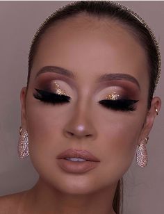 Elegant Gold Eye Makeup, Gold Makeup Ideas, Eye Makeup On Hand, Hand Makeup, Chic Makeup, Makeup Glam, Makeup Challenges, Eye Makeup Pictures