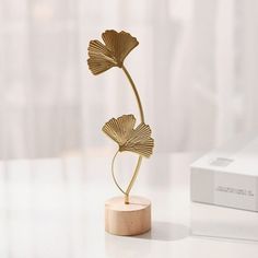 Leaf Decor Metal Golden Leaf Ornaments And Base Modern Simple Gold Leaf Table Sculpture For Living Room Bedroom Bookshelf Desktop Decoratio Features: Elegant Design: The leaf craft have a luxurious light golden color , delicate and fashion, the shape of artificial leaves is as beautiful as autumn gold leaves, and with metal to show the ,adding a of sophistication and natural elegance to any room. Modern and Simple: With its sleek and minimalist design, this leaf decor seamlessly complements mode Green And Gold Room, Art Fer, Gold Office Decor, Luxury Living Room Decor, Leaf Ornament, Leaf Crafts, Ginkgo Leaf, Monstera Deliciosa, Flower Ornaments