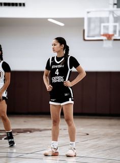 Basket Baller Outfit, Casual Basketball Outfit, Basketball Jerseys Women Outfit, Basketball Inspo Outfits, Woman Basketball Outfits, Womens Basketball Outfits, Basketball Pants Outfit Women, Cute Basketball Outfits Women, Women Basketball Aesthetic