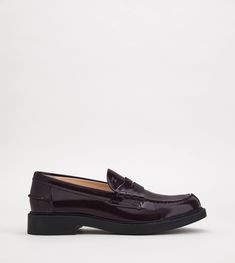 Loafers in elegant, shiny leather with penny bar, stamped Tod's monogram, exposed handmade stitching and a rubber outsole. Burgundy Loafers, Brown Fits, Penny Loafer, Monogrammed Leather, Rubber Heels, Penny Loafers, Stacked Heel, Penny, Leather Upper