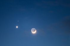 the moon and venus are seen in this image