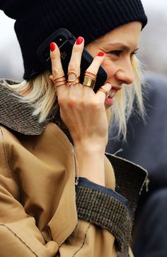 red nails simply never get out of style and make your outfit look more polished and intentional Stacked Bracelets, Paris Fashion Week Street Style, Outfit Trends, Street Style Paris, Look Vintage, Business Outfit, Mode Inspiration, Looks Style, Mode Style