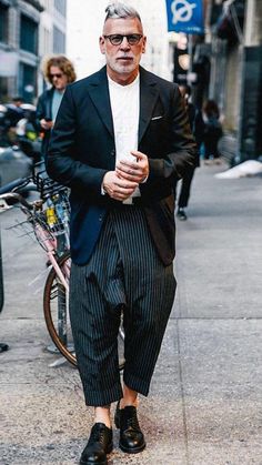 Nick Wooster, Older Mens Fashion, Der Gentleman, Advanced Style, Fashion Man, Men's Wear, Fashion Winter, Women's Handbags