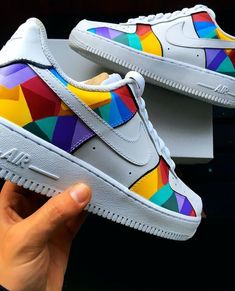 chaussures customisées Painted Shoes Diy, Custom Sneakers Diy, Custom Painted Shoes, Custom Shoes Diy, Nike Shoes Air Force, Painted Sneakers, White Nike Shoes, Jordan Shoes Girls