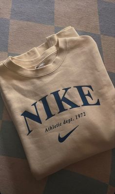 Reselling Business, Vintage Nike Sweatshirt, Cute Nike Outfits, Guys Clothing Styles, Nike Vintage, Cute Nikes, Cool Outfits For Men, Sweatshirt Outfit, Nike Sweatshirts