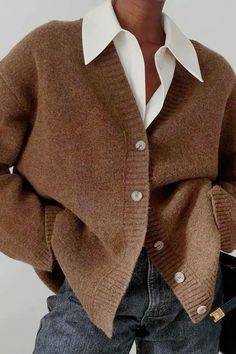 Brown Pullover Outfit, Simple Autumn Outfits, Brown And Blue Outfit, Thrift Inspiration, Academic Style, Corporate Fashion, Winter Chic, Advanced Style