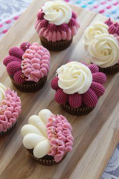 A set of pretty, piped buttercream cupcakes using tips 1A, 4B, 1M and 104 
.
.

#piping #pipingcupcakes #pipingbuttercream #pipingvideo #cupcakes #cupcakedecorating #buttercream #buttercreamcupcakes #cupcakeideas #bake #decoratewithme