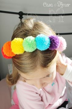 Raibow 003 Suitcase Diy, Pom Pom Fashion, Rainbow Pom Pom, Pom Pom Necklace, Pom Pom Headband, Costume Carnaval, Rainbow Headband, Rainbow Parties, Pom Pom Rug