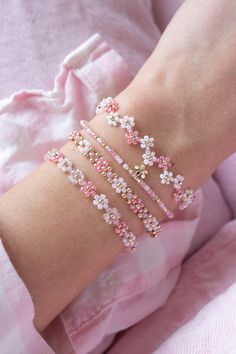 Flower Bracelet Color Combos, Beaded Thread Bracelets, Bracelet Made Of Beads, I Love You Bracelet, Seed Bead Christmas Bracelets, Pink Flower Bracelet, Stack Bracelets Beaded, Pink Beads Bracelets, Cute Bracelet Designs