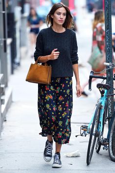 Street Style Jeans, Winter Mode Outfits, Rok Outfit, Alexa Chung Style, Walking Down The Street, Stil Boho, Style Inspiration Winter, Mode Casual, Alexa Chung