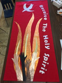 Pentecost Banners, Bulletin Ideas, Worship Flags, Church Altar Decorations, Church Altar, School Board Decoration