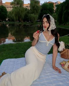 Picnic Shoot, Wine Picnic, European Fashion Summer, Sky Lake, Pinterest Style, Model Looks, Clothes Girl, Summer Nature, Romantic Outfit