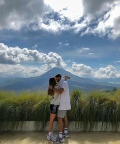 What To Wear On A Hiking Date? | Aesthetic & Cute Hiking Outfits For Women & Men | Travel Outfits | Hiking Aesthetic | hiking Pics Friends Couples | Trekking Aesthetic Outfits Day Hike Outfit, Hiking Aesthetic Outfit, Granola Fashion, Hiking Date, Winter Outfit Ideas For Women, Hiking Photos, Cute Hiking Outfit, Mountain Aesthetic, Hiking Outfit Women