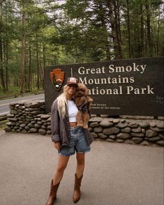 Cowboy Boots Summer Outfit, Cabin Outfit, Granola Girl Outfits, Tennessee Outfits, Fall Hike, Granola Girl Aesthetic, Colorado Outfits, Mountain Outfit, Camping Aesthetic