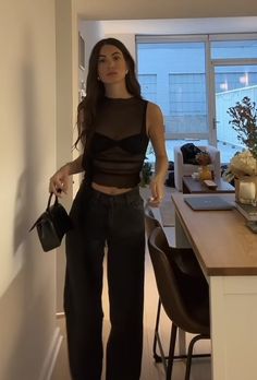 Clubbing Outfit Inspiration, Cozy Bar Outfit, Bar Fit Women, Going Out Outfits London, Feminine Going Out Outfit, Outfit Inspo Clubbing, Bar Tending Outfit, Bar Outfits Aesthetic, Night Look Outfits Party