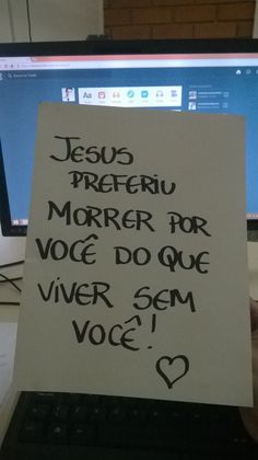 a sign that is on top of a computer keyboard in front of a monitor with the words jesus prepare for morger for voge do que vier sem voie